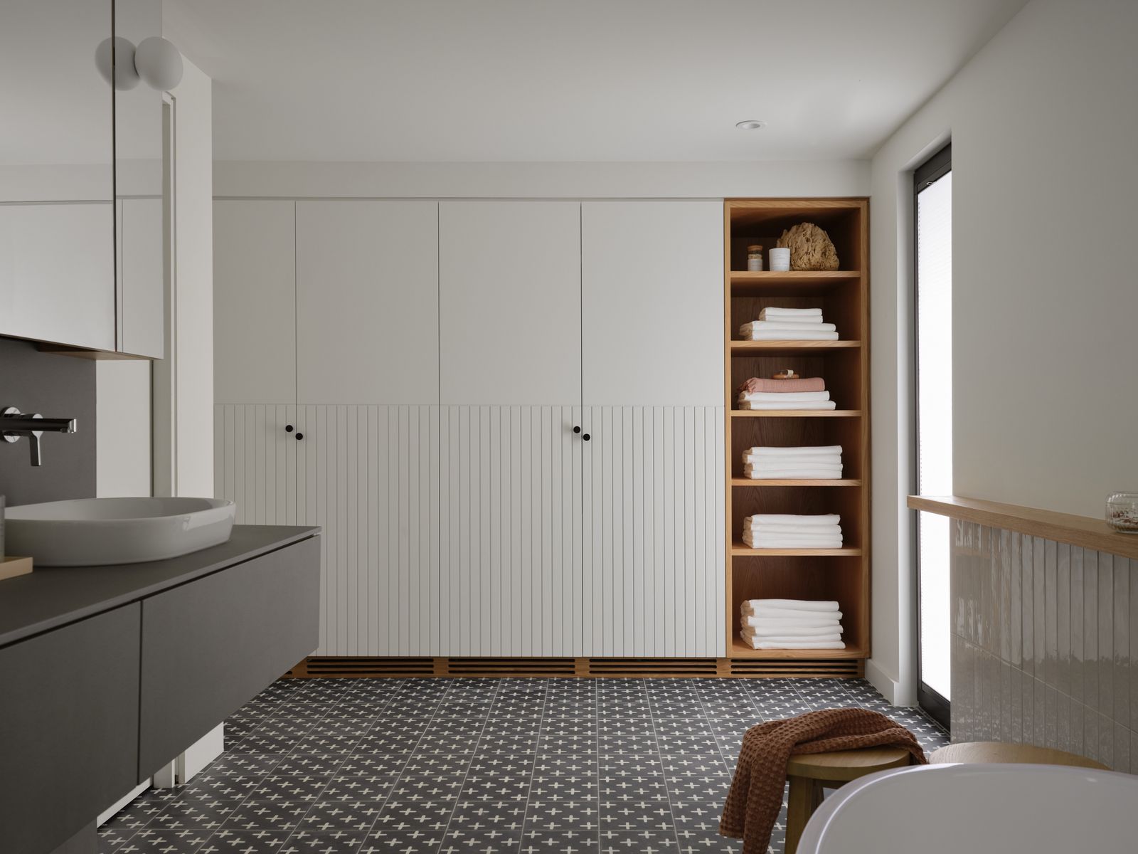 Badezimmer Einbauschrank mit offenem Holzregal Waschtisch
