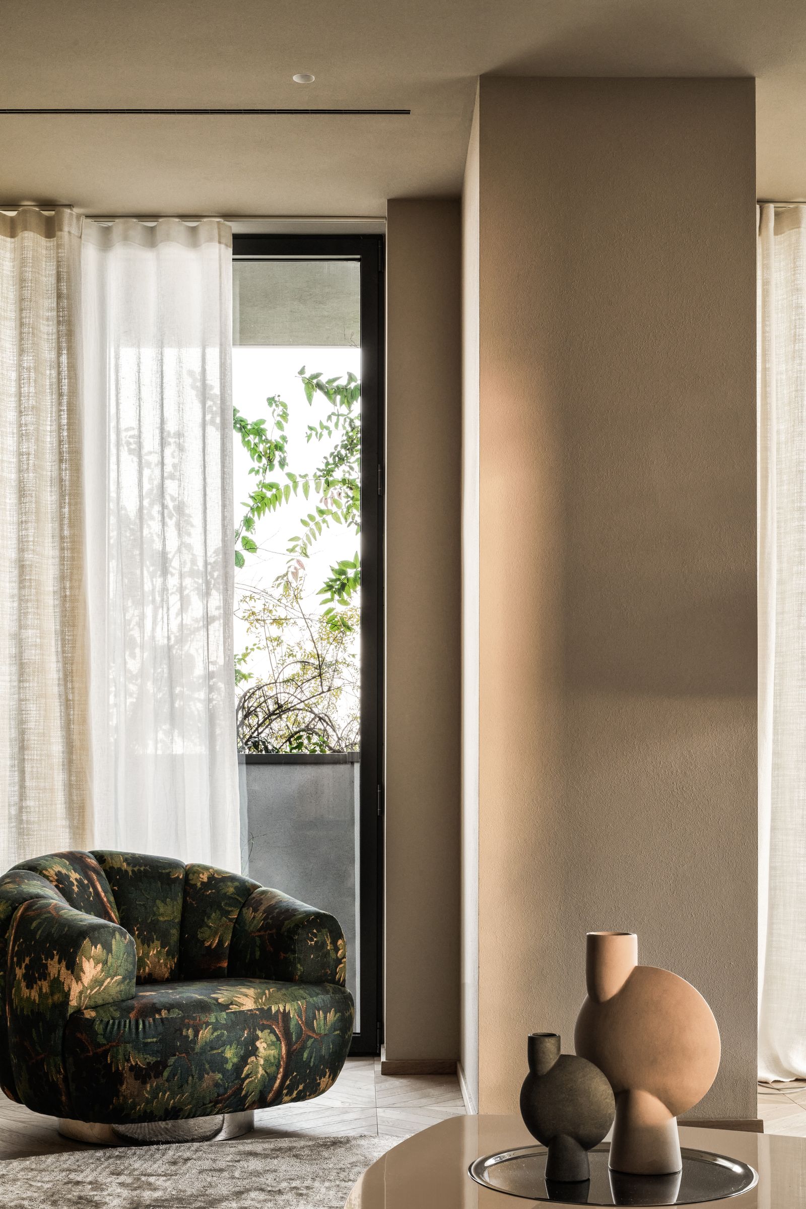 Wohnzimmer mit grün gemustertem Sessel Bosco Verticale Mailand