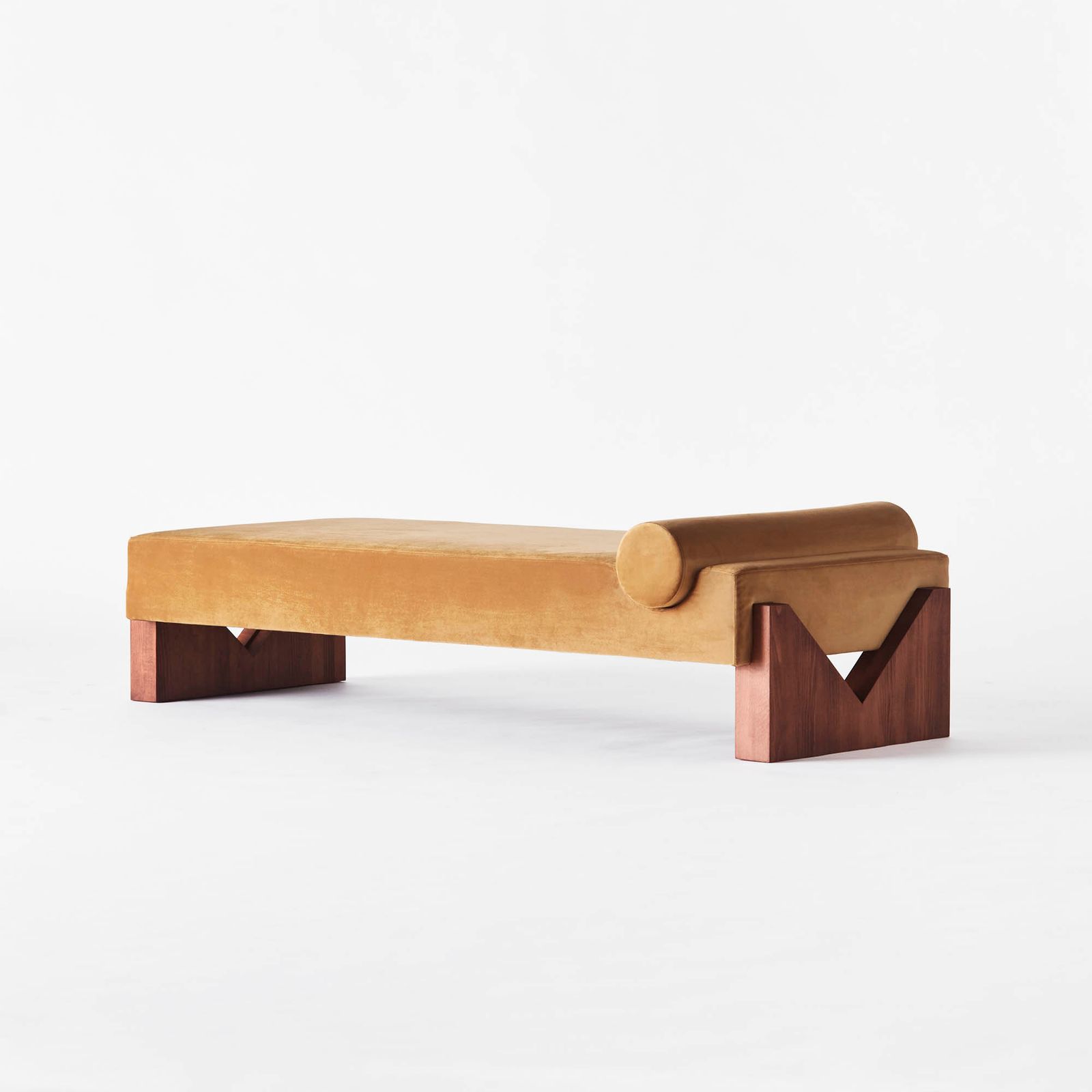 Zimtrolle auf rotbraunen Buchenbeinen Die Liege „V“  von Dusty Deco bringt lauter geometrische Grundformen auf Linie...