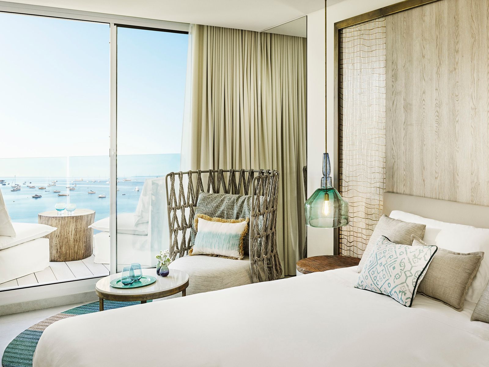 Die geräumigen Zimmer sind in sanften Blau und Cremetönen gehalten und bieten fast alle Blick aufs Meer.