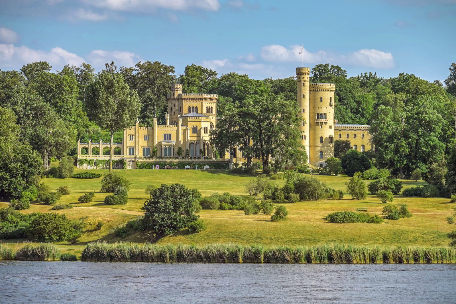 Schloss Babelsberg von Karl Friedrich Schinkel begonnen von seinem Schüler Ludwig Persius vollendet. In seinem TudorStil...