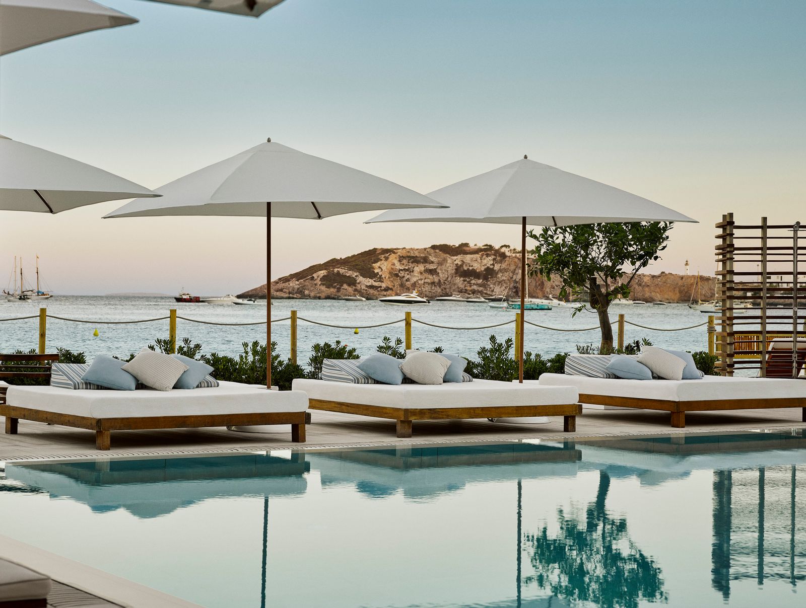 Das Hotel hat zwei großzügige Pools der von BaliBetten und Cabanas gesäumt wird.