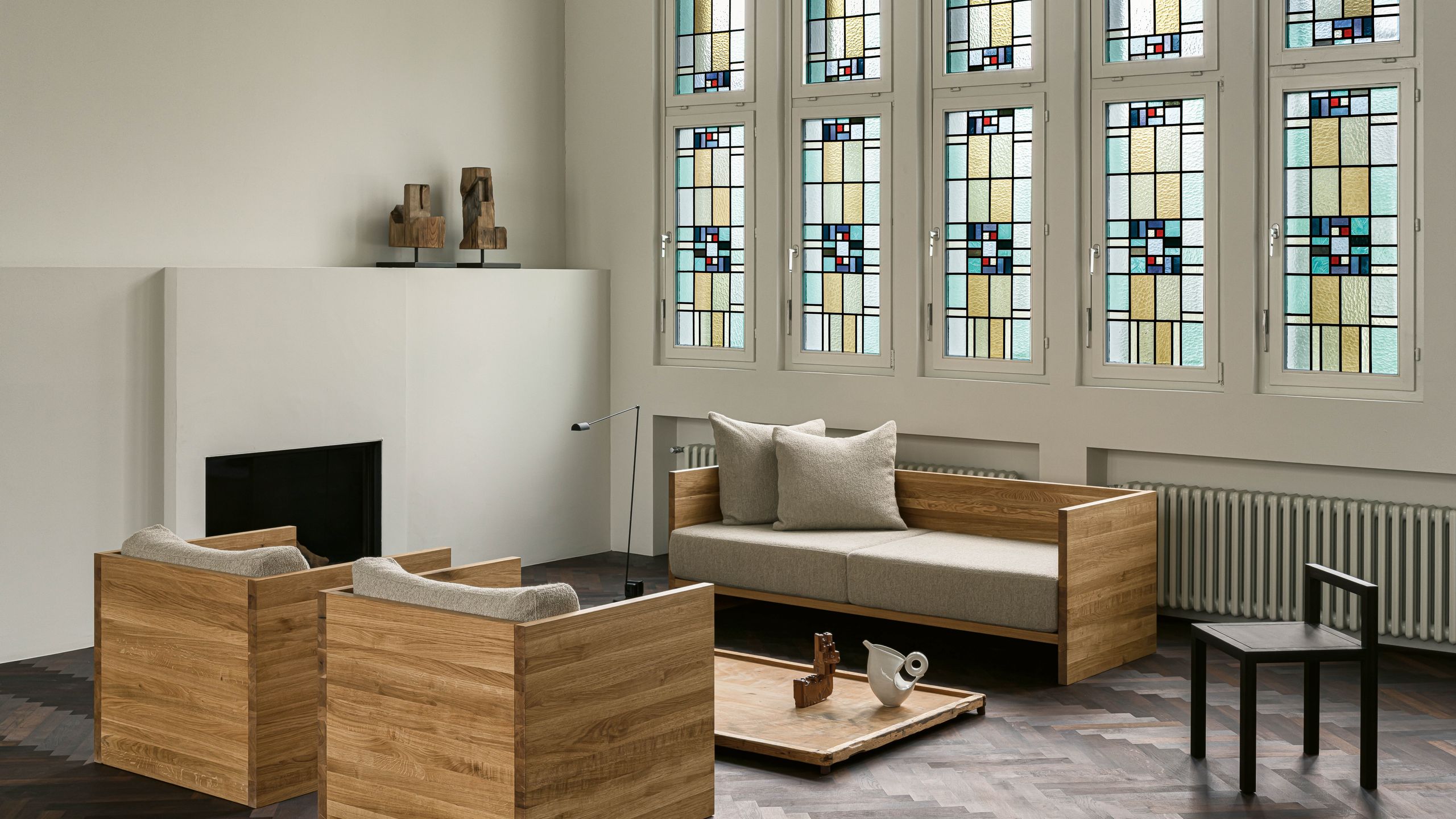 Das Wohnzimmer in der ehemaligen Kirche mit Buntglasfenstern