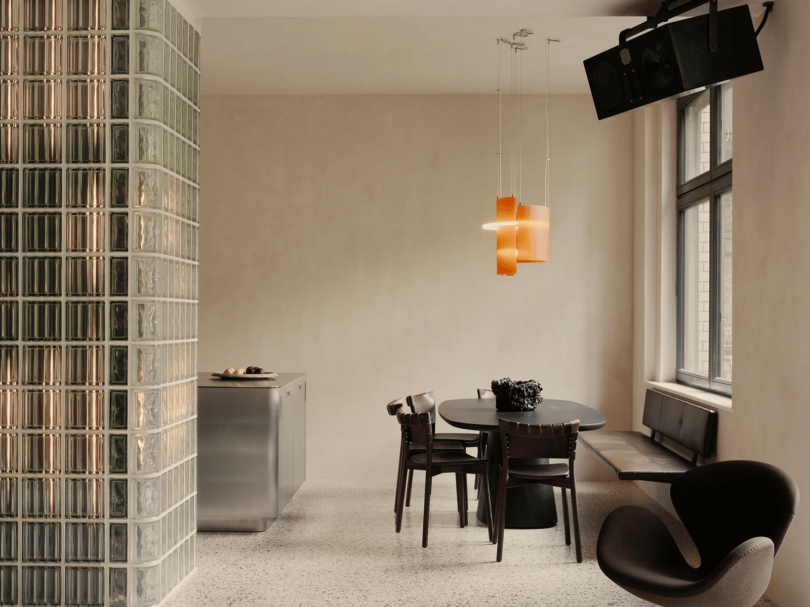 Herz aus Glas: So wohnt ein Paar in ihrer von Studio Karhard konzipierten Wohnung in Berlin