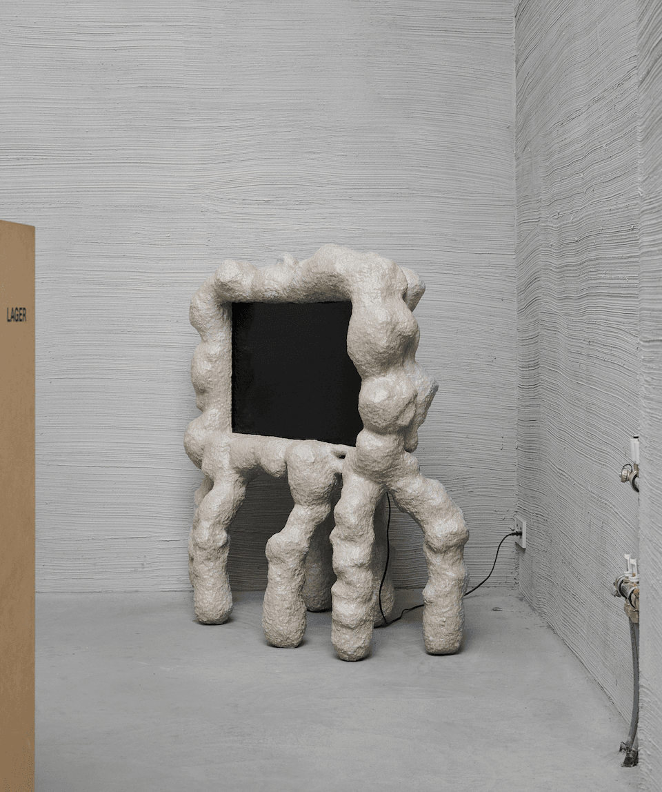 Fernseher von Lukas SaintJoigny gesehen auf der Conceptual Biennale 2025 in Berlin.