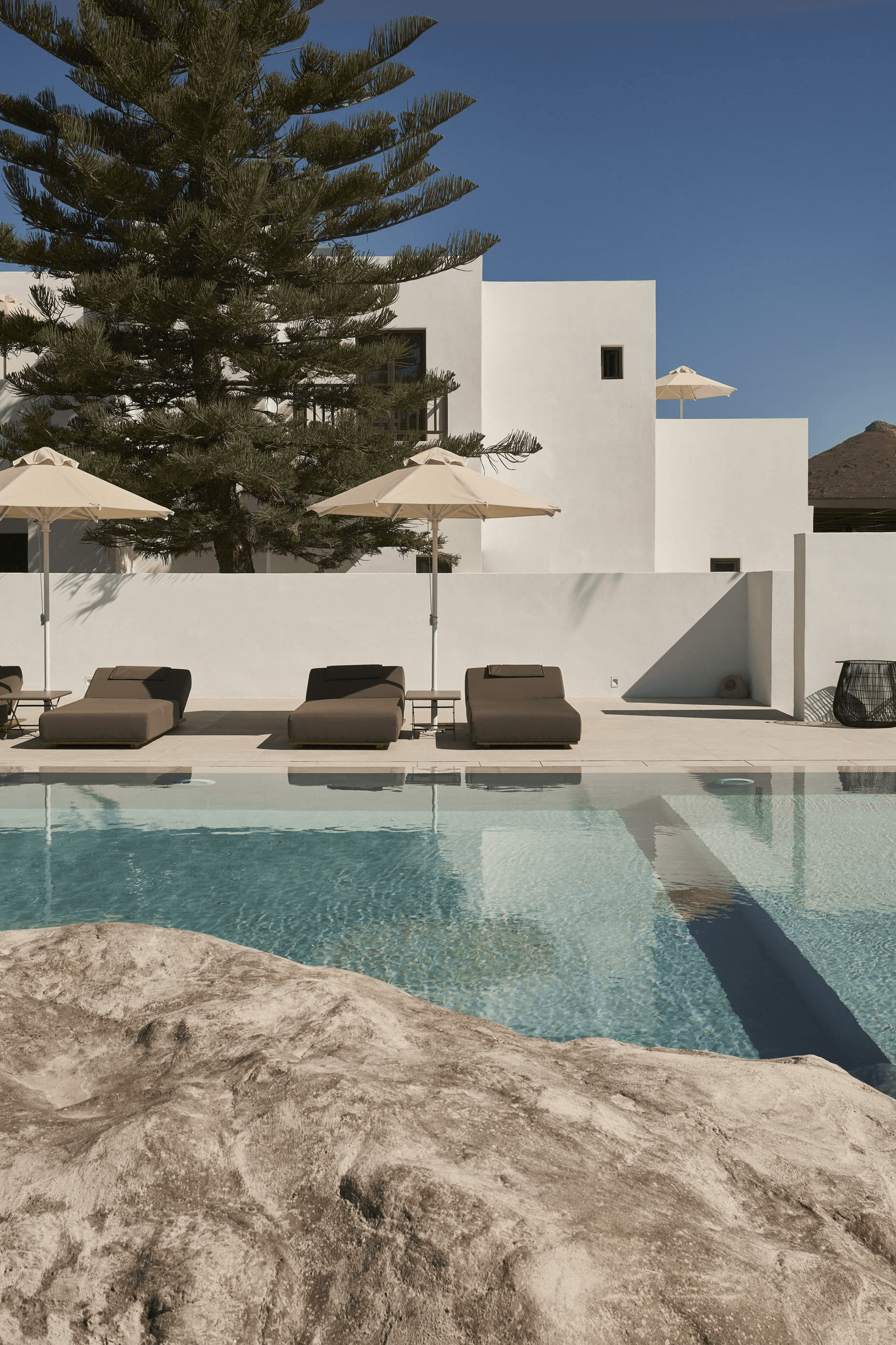 Im Zentrum des Hotels laden die großzügige Terrasse mit Restaurant und der angrenzende Pool mit Tagesbetten zum...